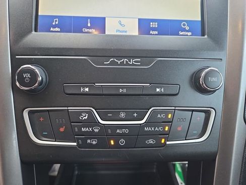 Used 2020 Ford Fusion SE AWD/4WD image 25
