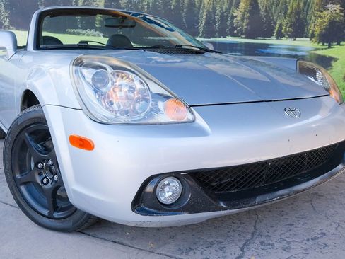Used 2005 Toyota MR2 image 7