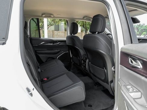 Used 2022 Jeep Grand Cherokee Laredo w/ Luxury Tech Group I image 46