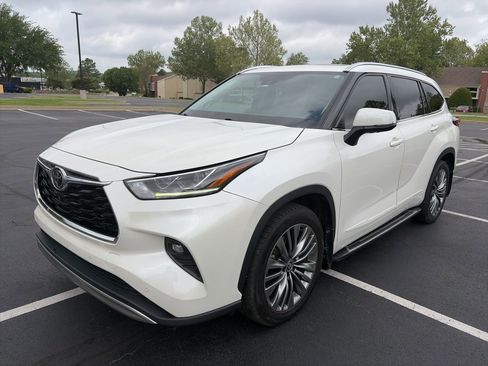 Used 2021 Toyota Highlander Platinum image 1