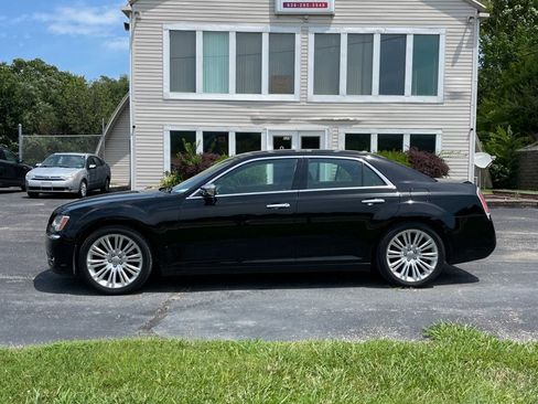 Used 2012 Chrysler 300 Limited RWD image 2