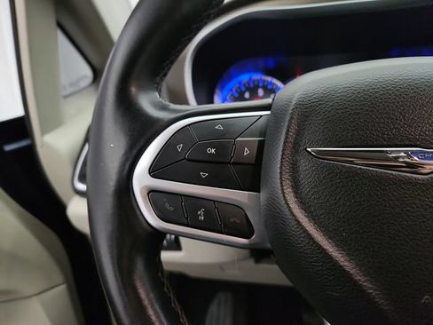 Used 2018 Chrysler Pacifica Touring-L Plus FWD image 18