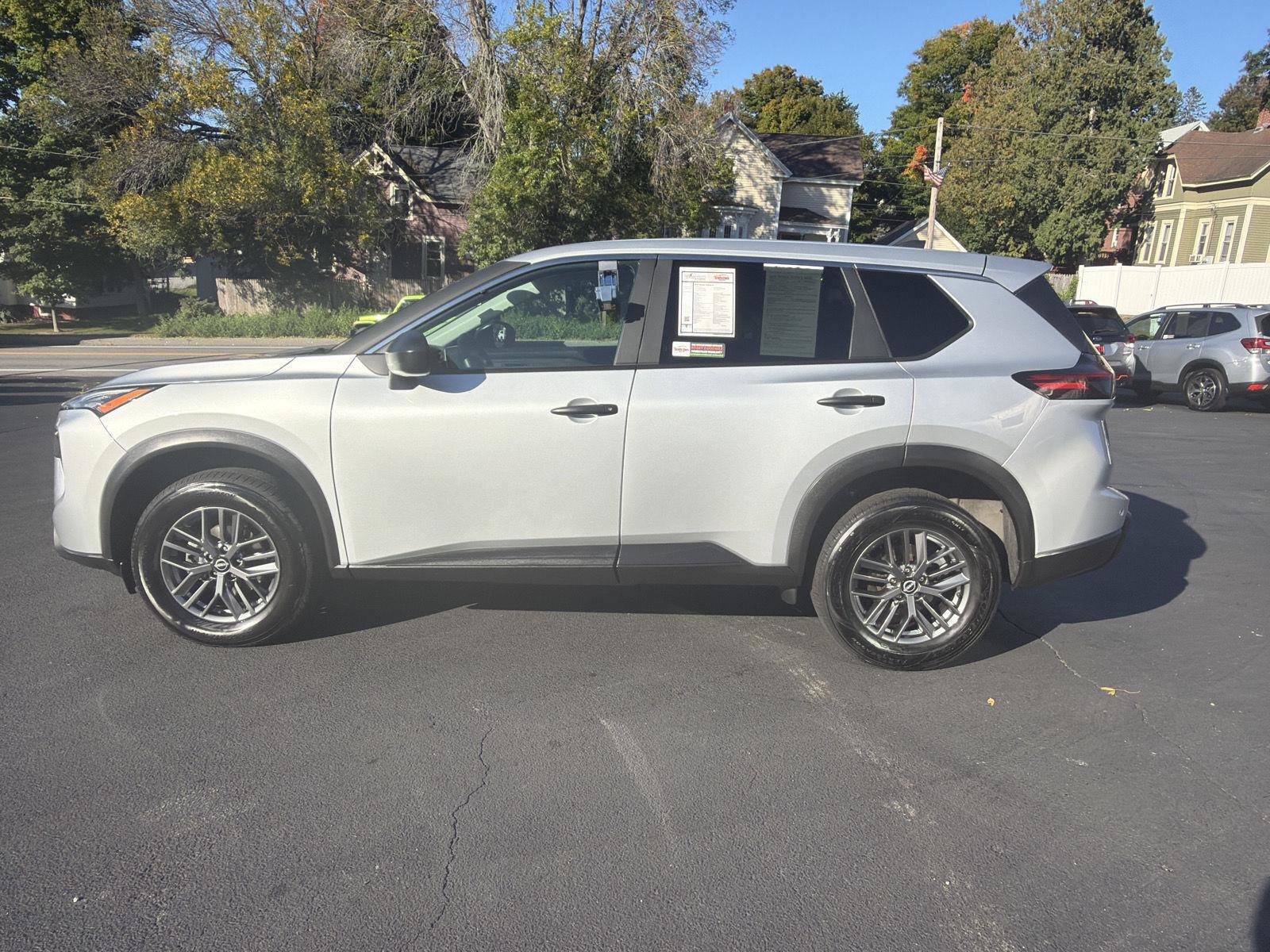 Used 2024 Nissan Rogue S AWD/4WD image 2