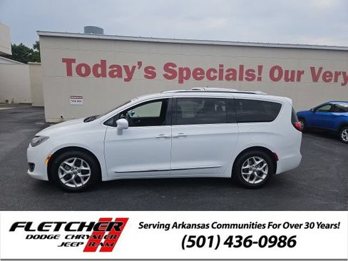 Certified 2020 Chrysler Pacifica Touring-L FWD image 1