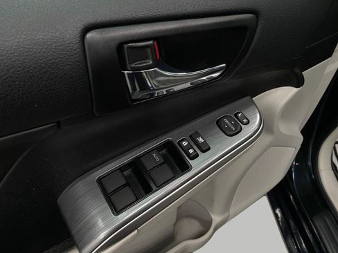 Used 2013 Toyota Camry LE FWD image 26