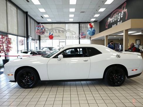 Used 2019 Dodge Challenger SXT image 3