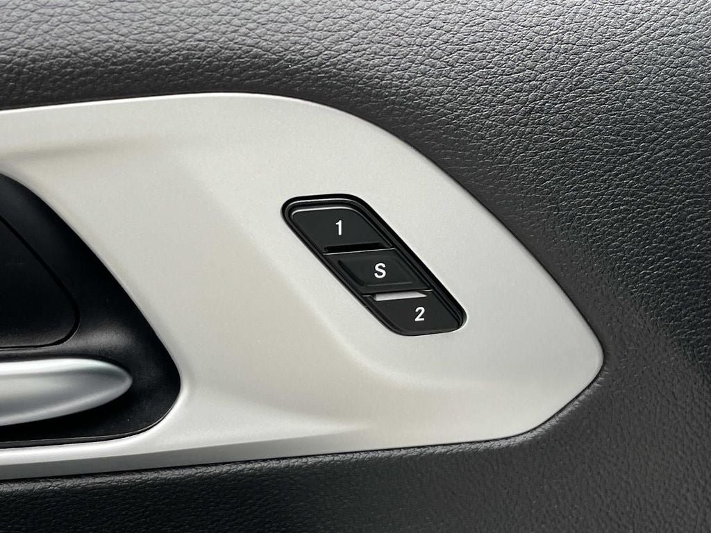 Used 2025 Chrysler Pacifica Limited FWD image 32