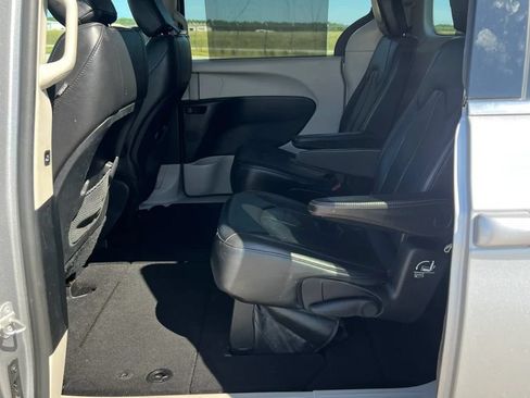 Used 2017 Chrysler Pacifica Touring-L FWD image 12