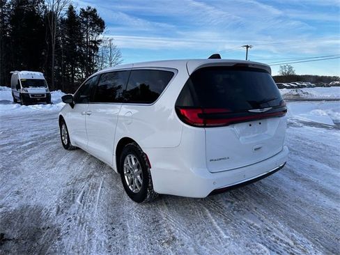 Used 2024 Chrysler Pacifica Touring-L image 3