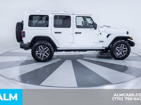 Used 2025 Jeep Wrangler Unlimited Sahara AWD/4WD image 12