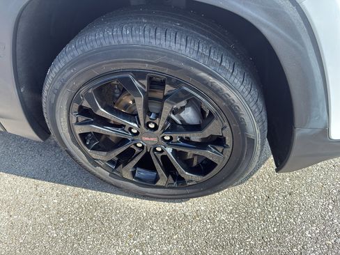 Used 2022 GMC Terrain SLE w/ Driver Convenience Package image 3