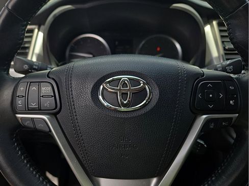 Used 2018 Toyota Highlander Limited FWD image 19