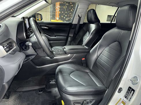 Used 2023 Toyota Highlander XLE AWD/4WD image 15