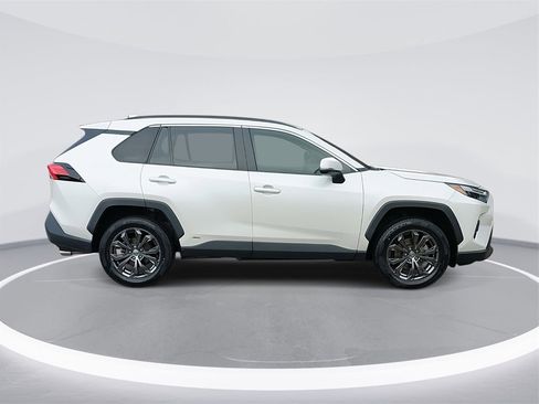 Used 2022 Toyota RAV4 XLE Premium image 4
