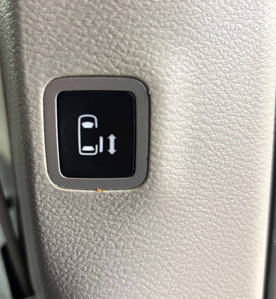 Used 2020 Chrysler Pacifica Touring-L FWD image 21
