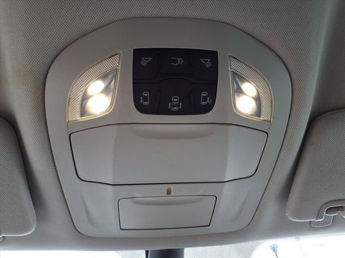 Used 2024 Chrysler Pacifica Touring-L FWD image 23