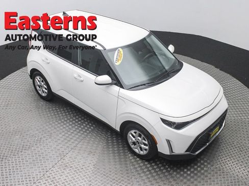 Used 2024 Kia Soul LX w/ Option Group 015 FWD image 3