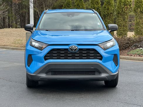 Used 2021 Toyota RAV4 LE image 3