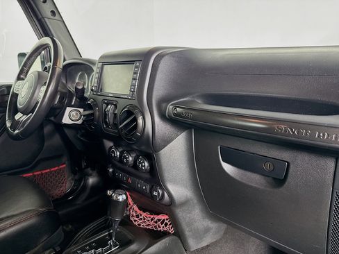 Used 2018 Jeep Wrangler Unlimited Rubicon w/ Connectivity Group image 27