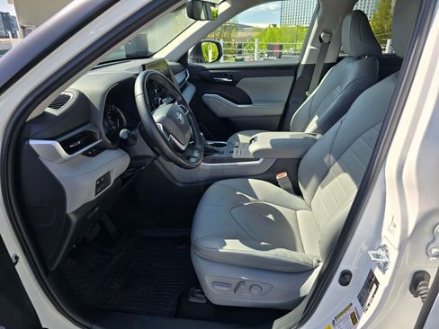 Used 2023 Toyota Highlander XLE AWD/4WD image 22