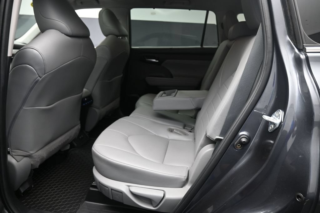 Used 2020 Toyota Highlander XLE FWD image 20