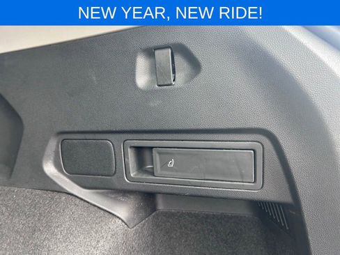 Used 2024 Volkswagen Tiguan SE image 40