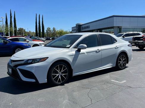 Used 2022 Toyota Camry SE FWD image 6
