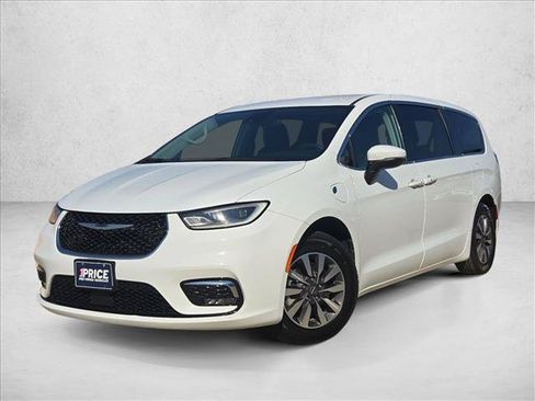 Used 2023 Chrysler Pacifica Touring-L FWD image 23