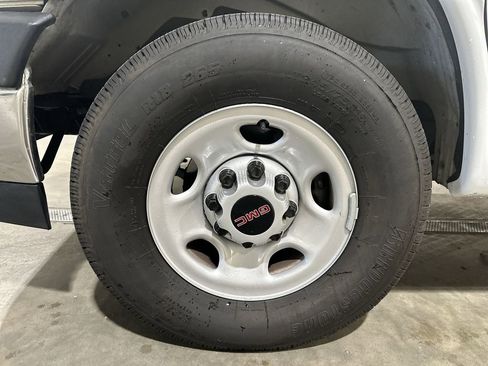 Used 2024 GMC Savana 2500 w/ Driver Convenience Package image 18