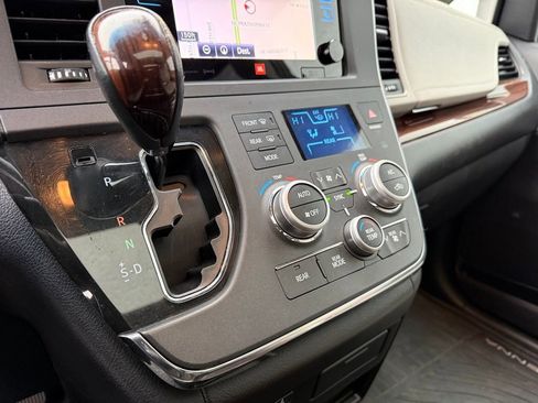 Used 2017 Toyota Sienna Limited Premium image 33