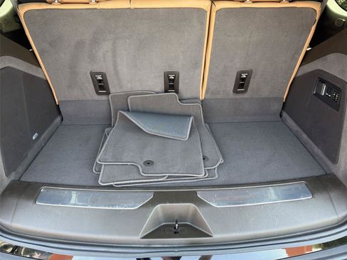 Used 2025 Cadillac Escalade Premium Luxury RWD image 21