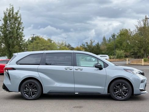 Used 2025 Toyota Sienna XSE AWD/4WD image 6