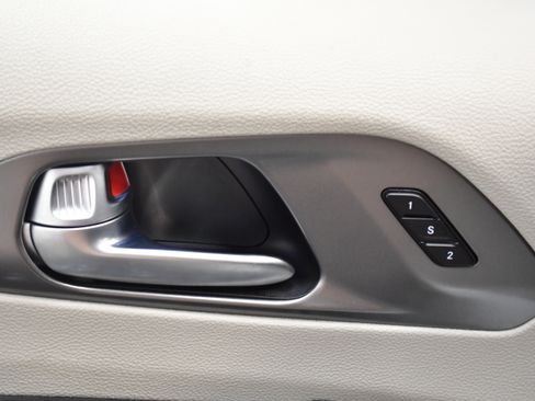 Used 2023 Chrysler Pacifica Touring-L FWD image 18