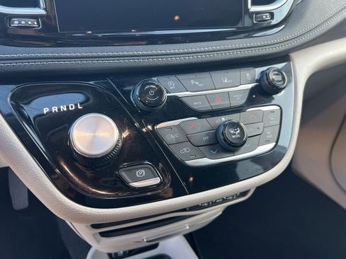 Used 2023 Chrysler Pacifica Touring-L image 54