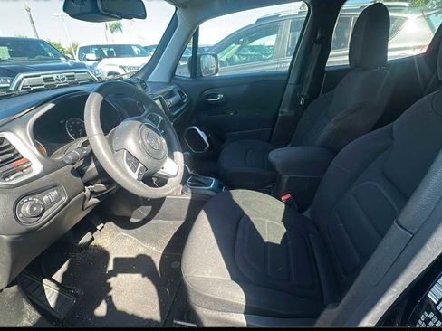 Used 2018 Jeep Renegade Latitude w/ UConnect 8.4 Nav Group image 3