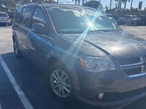 Used 2018 Dodge Grand Caravan SXT image 3