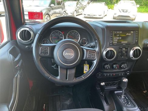Used 2015 Jeep Wrangler Unlimited Sahara w/ Connectivity Group AWD/4WD image 16