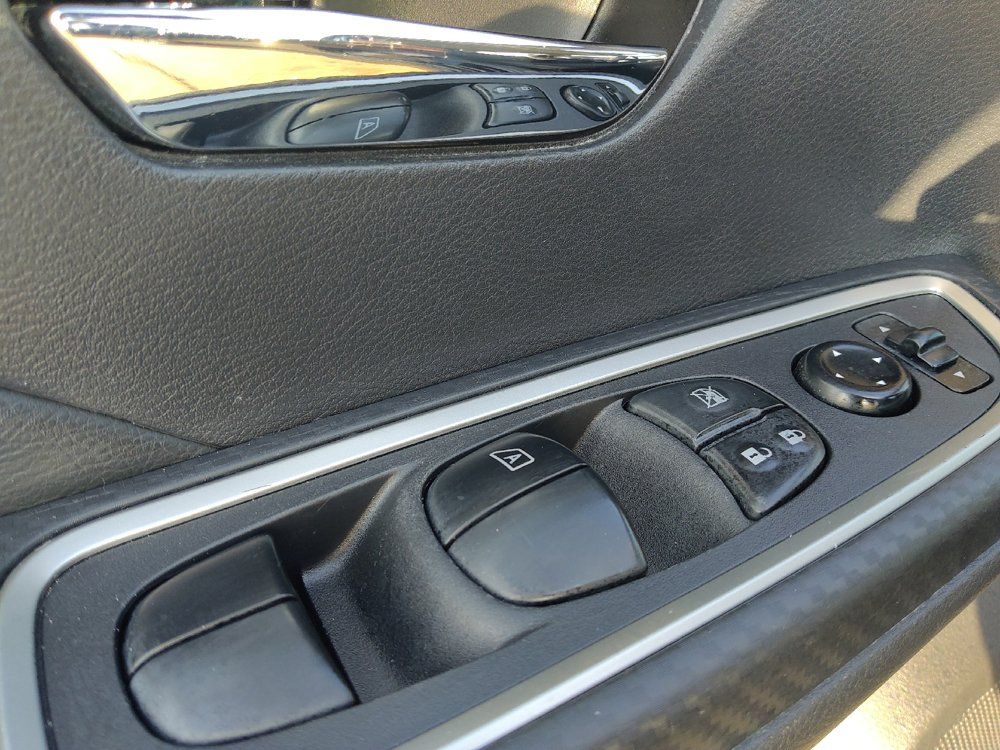 Used 2022 Nissan Versa SR FWD image 25
