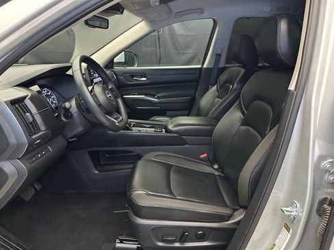 Used 2025 Nissan Pathfinder SL AWD/4WD image 21