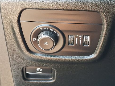Used 2023 Jeep Grand Cherokee Limited AWD/4WD image 25