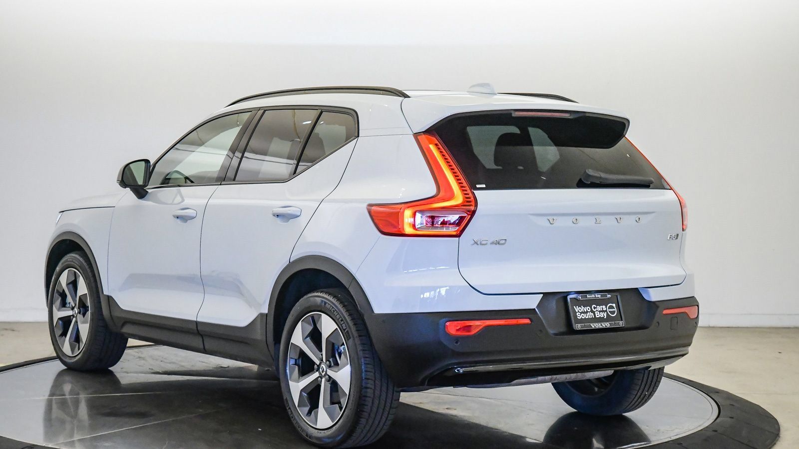 Certified 2026 Volvo XC40 B5 Plus AWD/4WD image 2