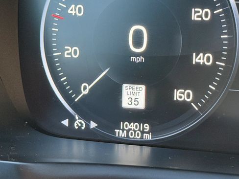 Used 2016 Volvo XC90 T6 Momentum w/ Momentum Plus Package AWD/4WD image 5