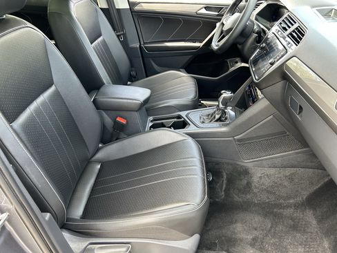 Used 2024 Volkswagen Tiguan SE w/ Panoramic Sunroof Package FWD image 9