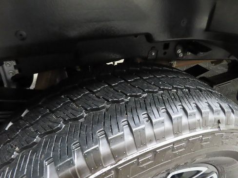 Used 2025 Ford F350 Platinum w/ FX4 Off-Road Package image 41