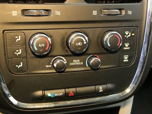 Used 2018 Dodge Grand Caravan SE w/ UConnect Hands-Free Group image 22