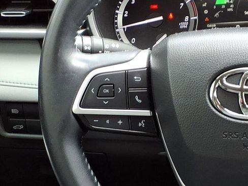 Used 2022 Toyota Highlander XLE image 25