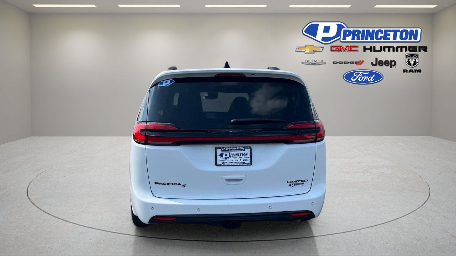 Used 2024 Chrysler Pacifica Limited w/ Uconnect Theater Family Group FWD image 6
