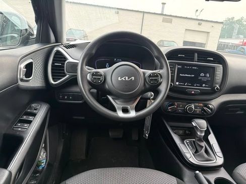 Used 2023 Kia Soul LX w/ LX Technology Package FWD image 10