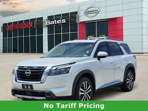 Certified 2025 Nissan Pathfinder Platinum FWD image 2
