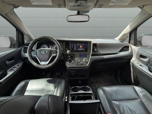 Used 2017 Toyota Sienna SE Premium FWD image 9